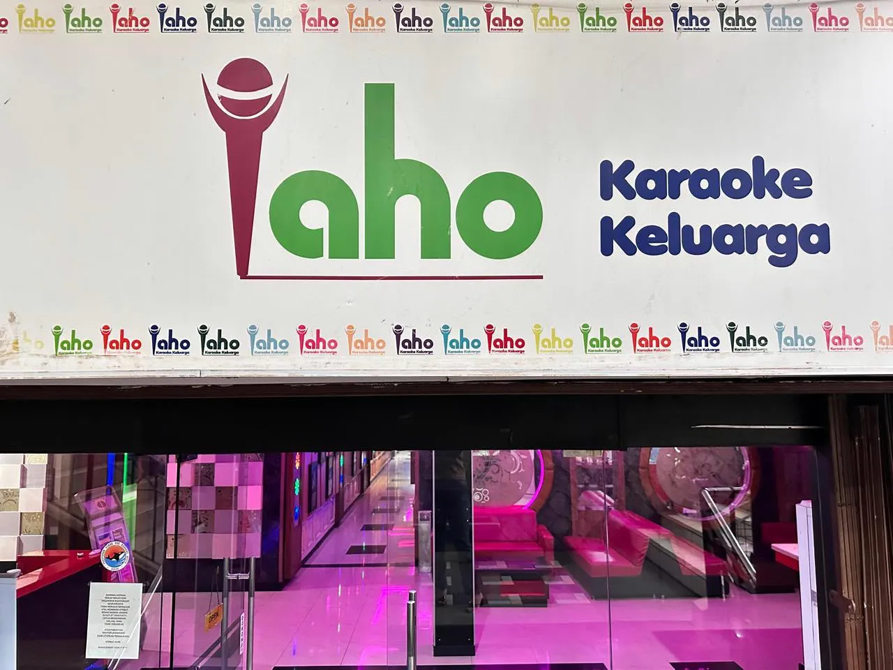 Papan nama Yaho Karaoke Keluarga